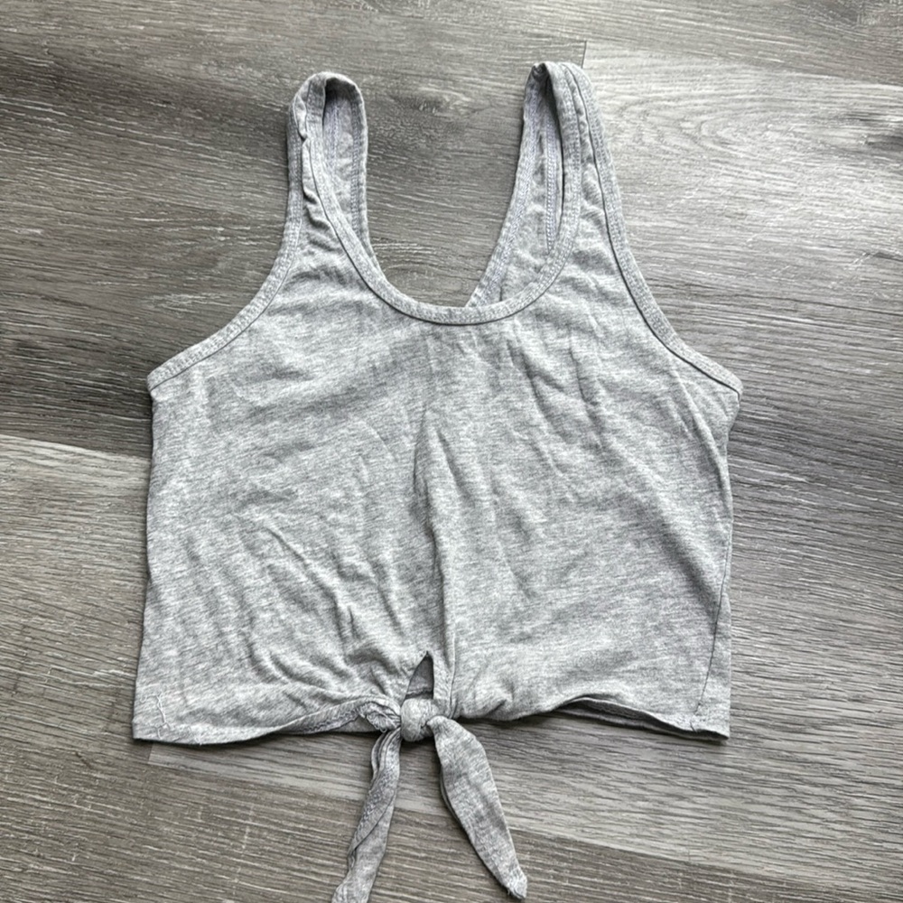 ✨free w any item✨ OR 3/$25✨grey crop tank top